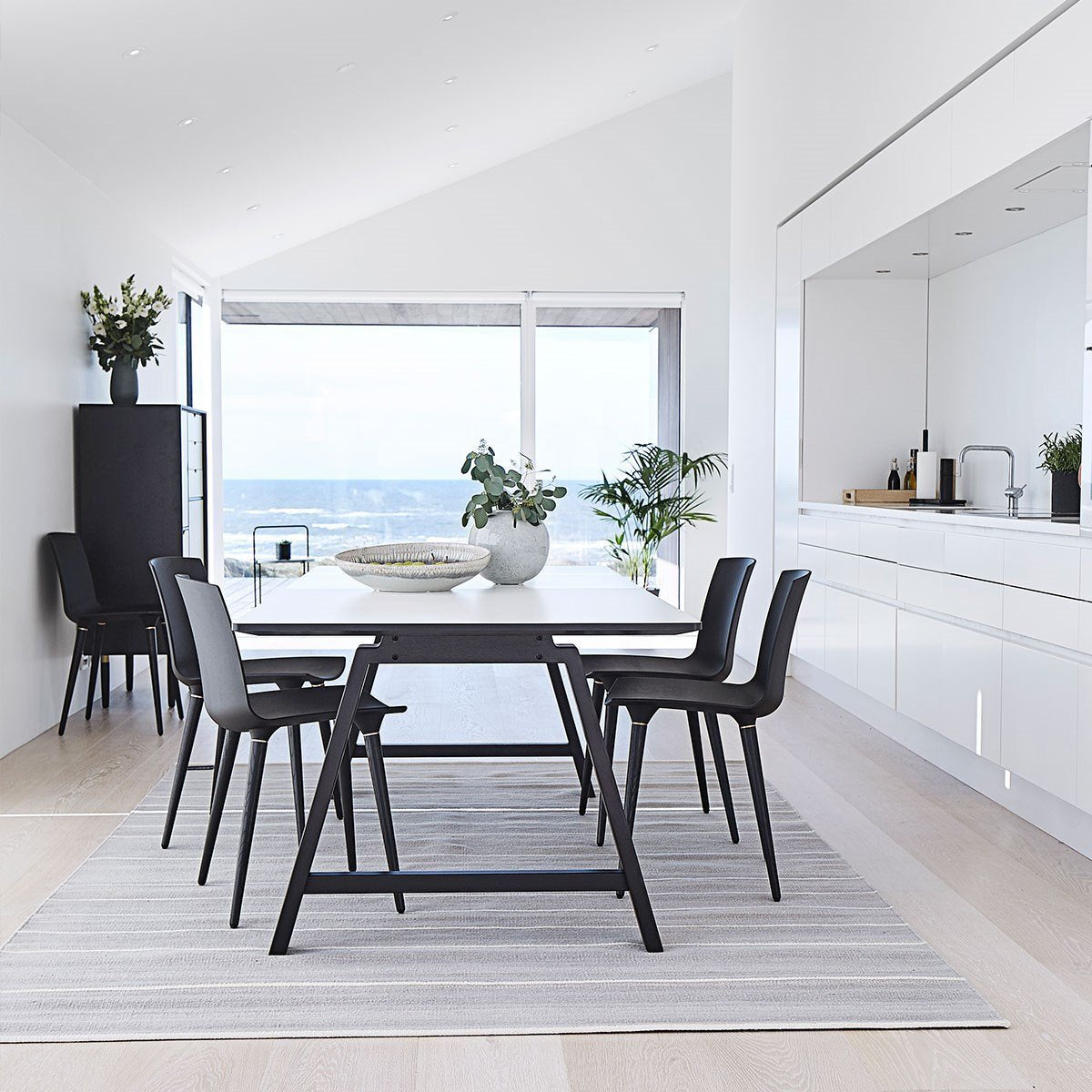 Andersen Furniture T1 Udtræksbord, Hvid Laminat, Sort Understel, 220cm