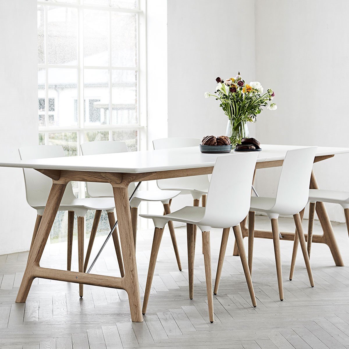 Andersen Furniture T7 Udtræksbord i Hvid Laminat, Sæbet Eg Understel, 220cm