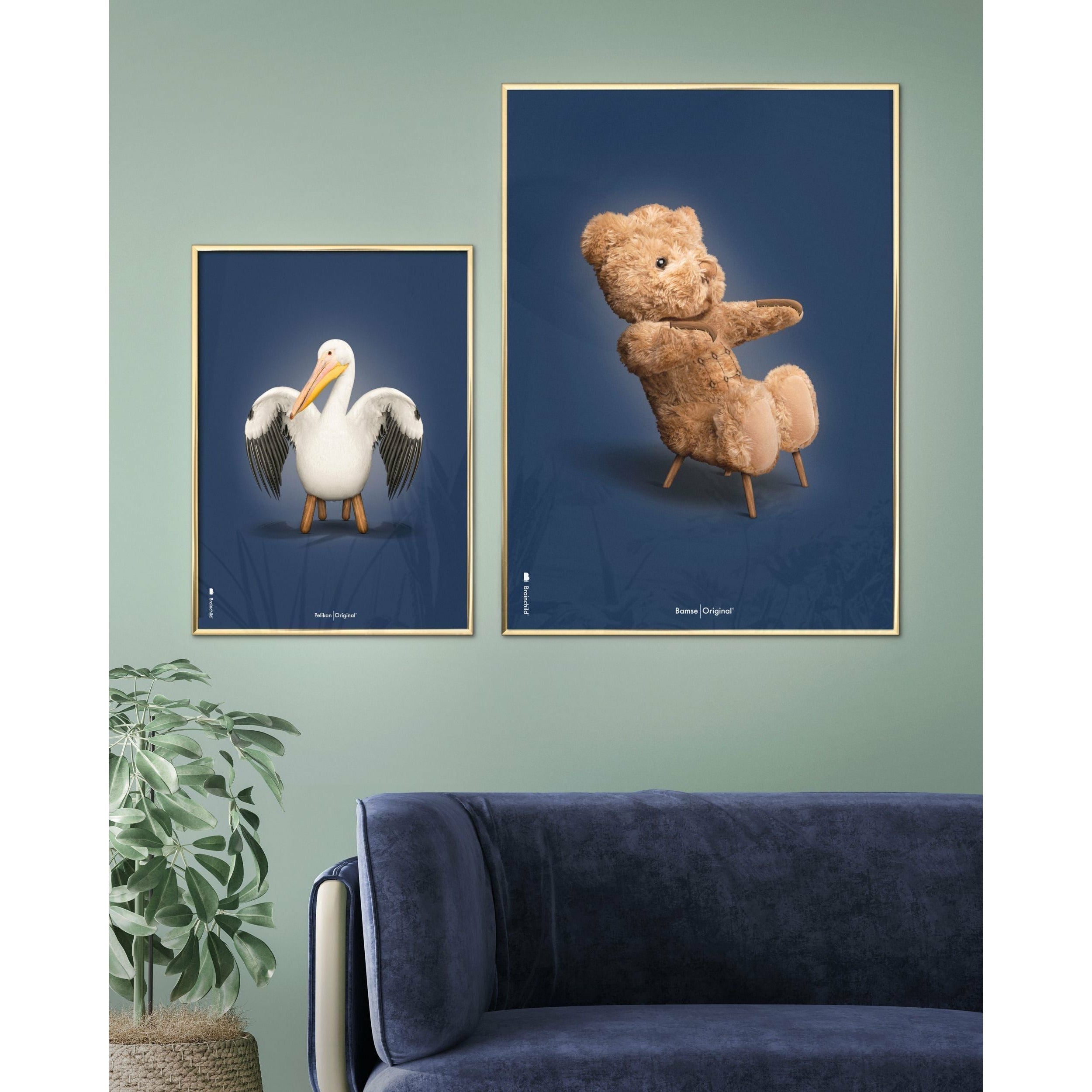 Brainchild Pelikan Klassisk Plakat, Messingfarvet Ramme 50X70 Cm, Mørkeblå Baggrund