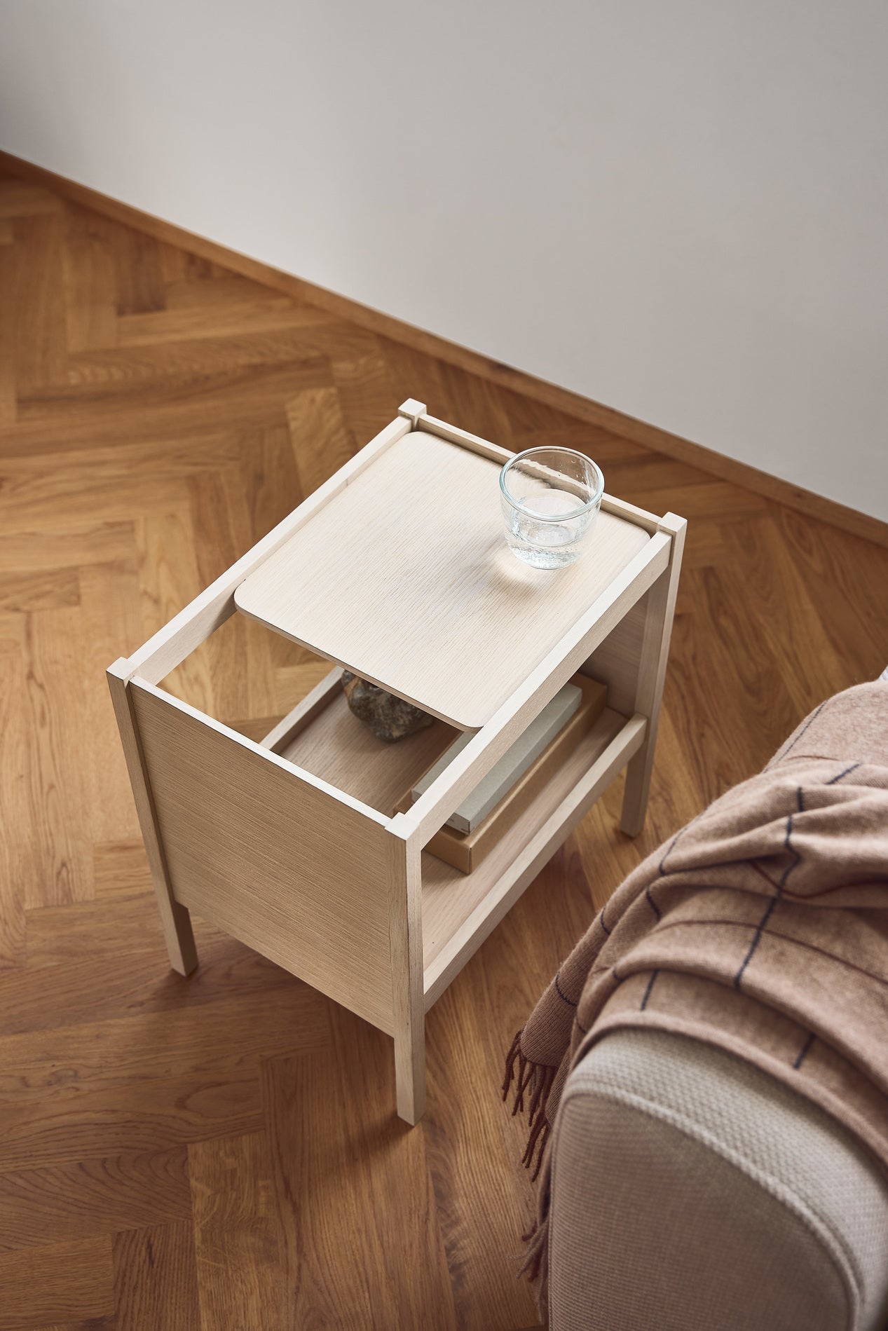 Form & Refine Journal Side Table, Hvit Eik 