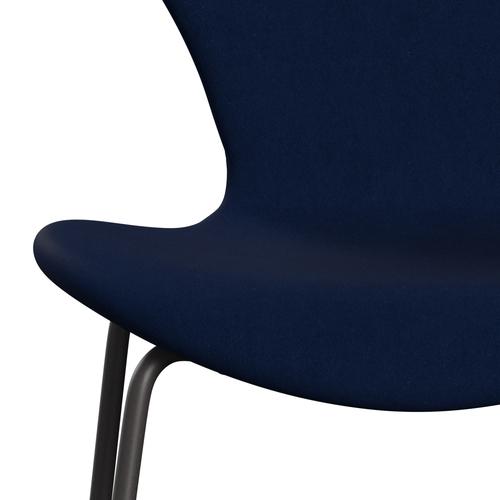 Fritz Hansen 3107 Stol Fuldpolstret, Warm Graphite/Comfort Dark Blue/Grey