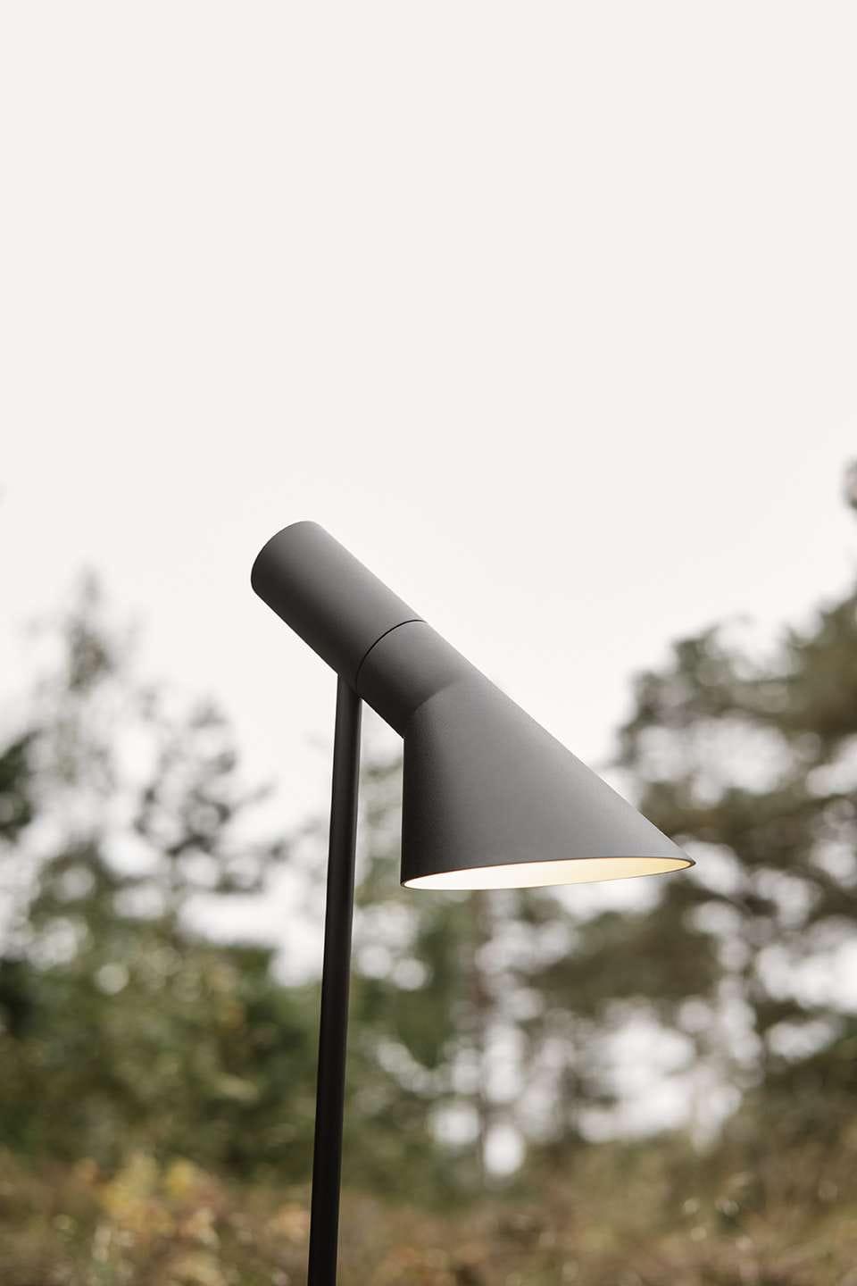 Louis Poulsen AJ Garden Long Bollard Black LED 3000 K 6,5 W, Spike med adapter