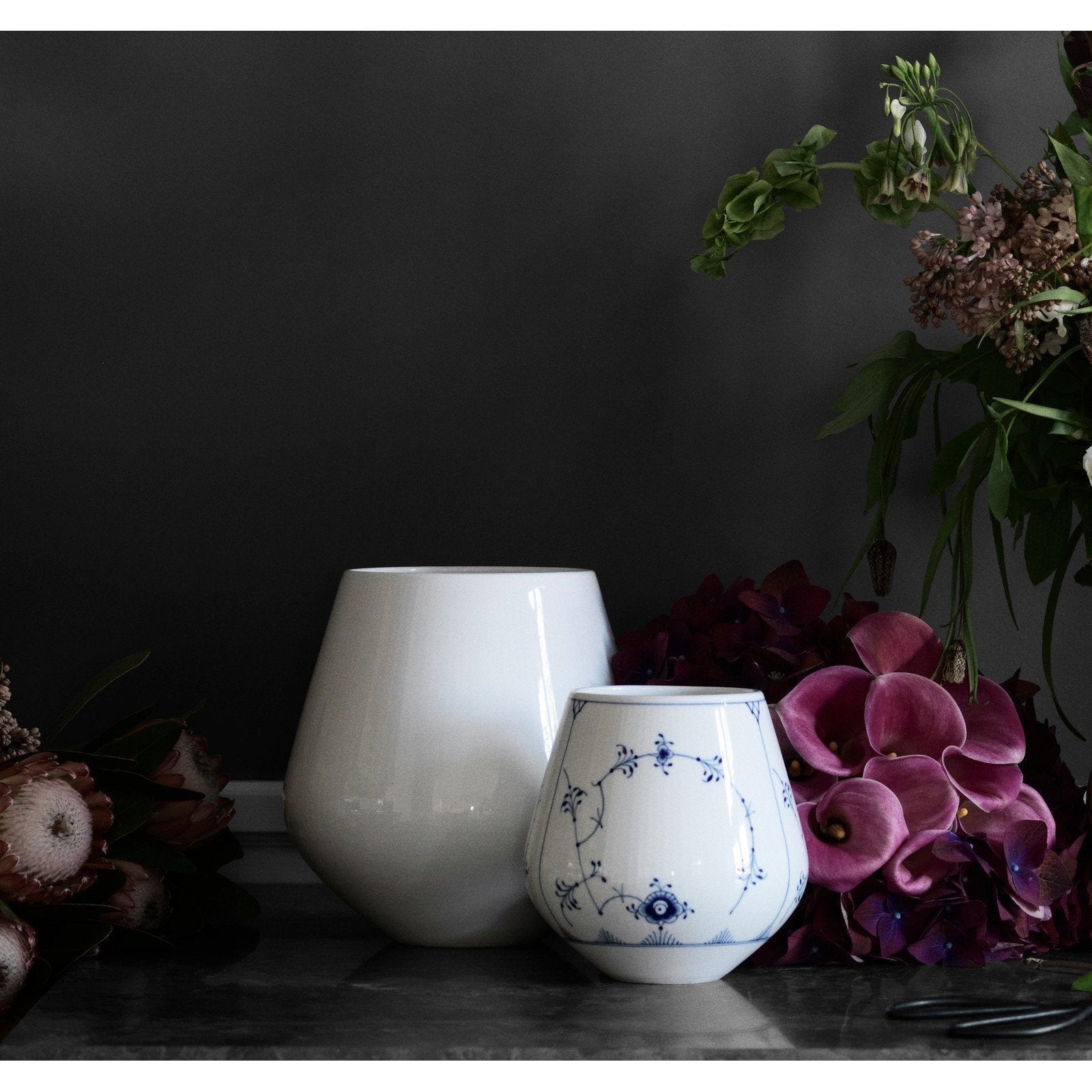 Royal Copenhagen Hvit riflet vase, 20,5 cm