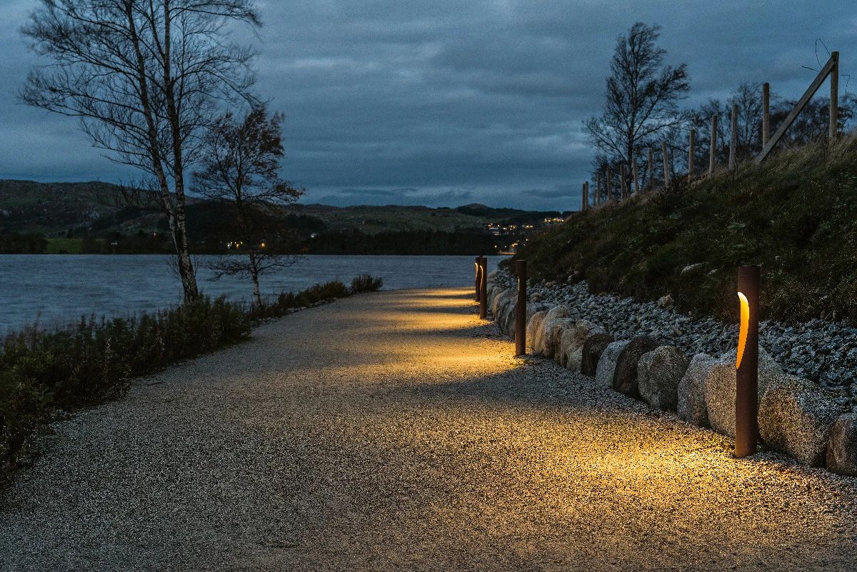 Louis Poulsen Flindt Bollard Class I LED 3000K 12W Dali Post for In-ground Installation, Aluminium